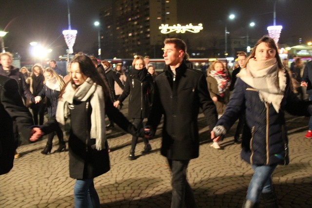 Maturzyści zatańczyli poloneza przed PKZ w Dąbrowie Górniczej