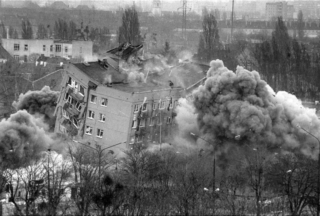 Wybuch gazu w wieżowcu w Gdańsku. Do wybuchu doszło 17.04.1995 r. Wieżowiec wyburzono
