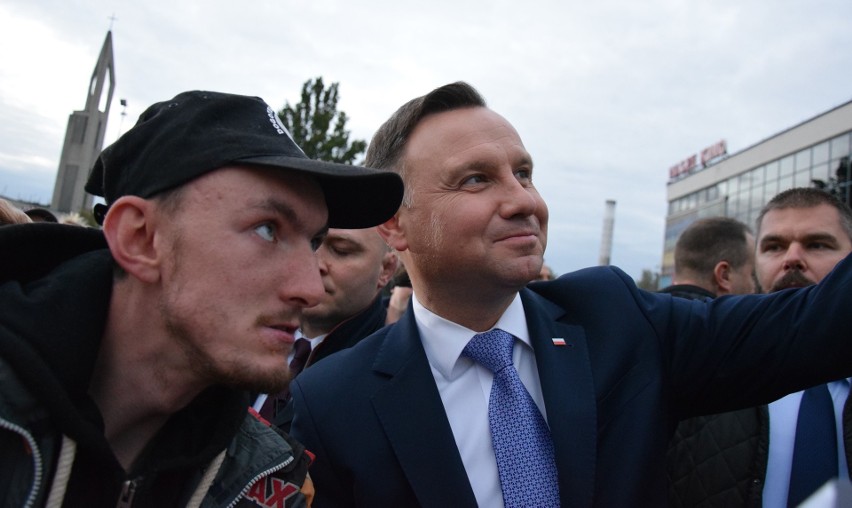 Andrzej Duda – skandowali sympatycy prezydenta RP w Oświęcimiu. Konstytucja – grzmiał KOD  