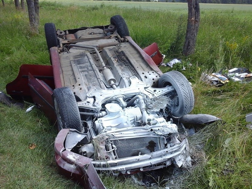 Knorydy. Wypadek na DK19. Samochód osobowy wypadł z drogi i dachował. Pięć osób rannych