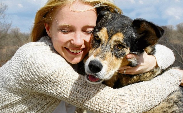 Głaskanie psa powoduje wytworzenie w naszym organizmie hormonu miłości – oksytocyny