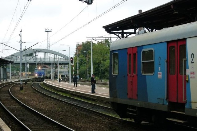 Pociąg z Lublina do Wrocławia zatrzymał się przed składem Jelenia Góra - Kraków.