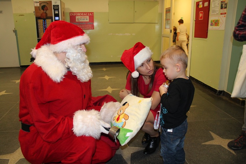 Poduszkowy korowód Świętego Mikołaja odwiedził szpital w Oświęcimiu [ZDJĘCIA, WIDEO]