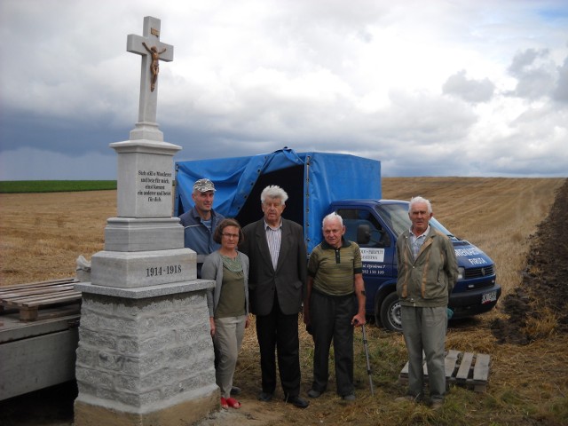 Inicjatorzy odbudowy pomnika z Różą Zgorzelską i ks. Franciszkiem Lerchem.
