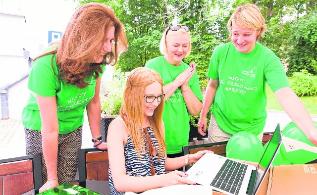 Bardzo się cieszę. Laptop był na pierwszym miejscu listy moich marzeń - mówi z uśmiechem 17-letnia Milena, podopieczna Fundacji Mam Marzenie. - Zawsze chciałam go mieć.