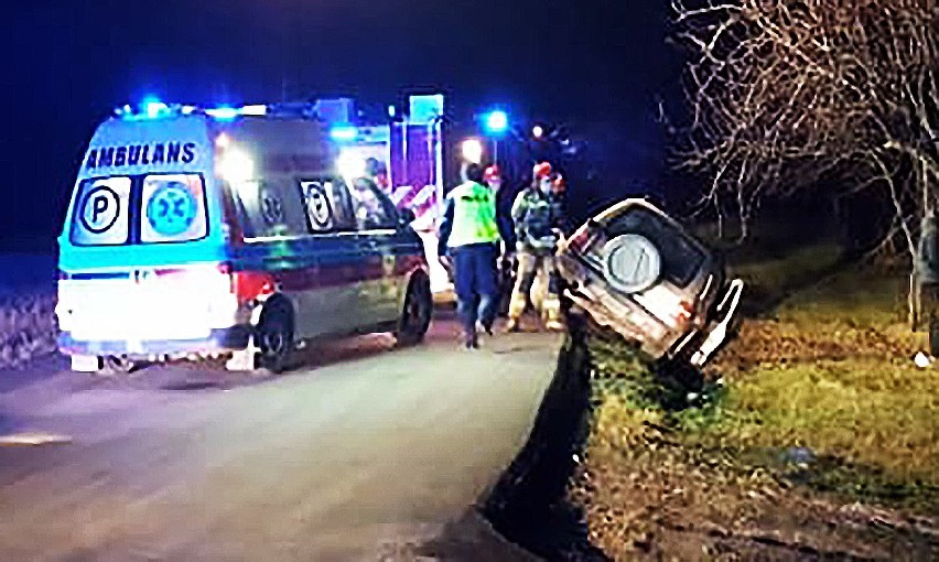 Nocny wypadek na drodze w Zawadce. Dwie kobiety zostały ranne [ZDJĘCIA]