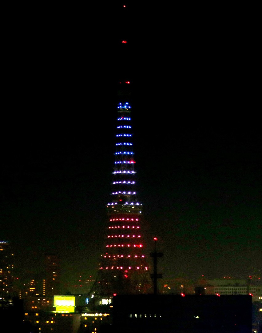Iluminacje we francuskich barwach na tokijskiej wieży...