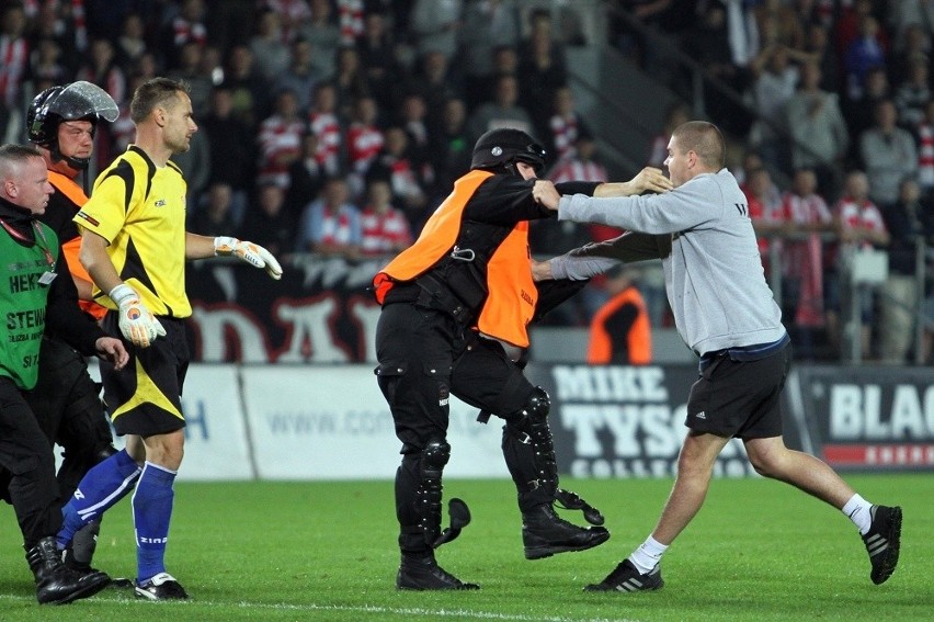 Kibic wtargnął na boisko podczas meczu Cracovii z ŁKS Łódź
