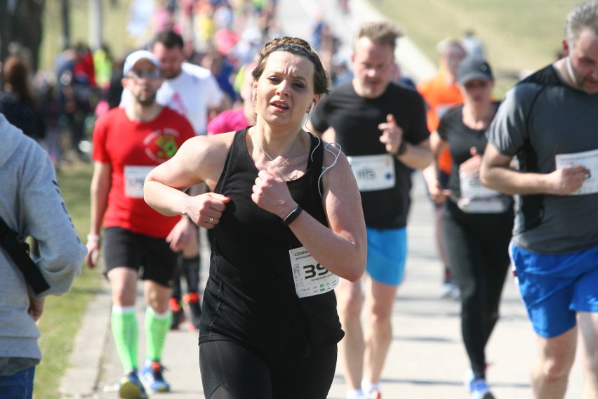 Biegli w niedzielę nad Zalewem Zemborzyckiem. To ostatni bieg z cyklu "Cztery Dychy do Maratonu" [DUŻO ZDJĘĆ]