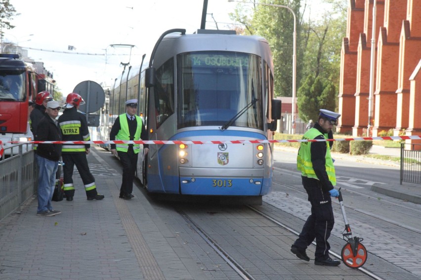 Kobieta wpadła pod tramwaj na Grabiszyńskiej [ZDJĘCIA]