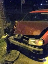 Kompletnie pijany kierowca volksagena passata wjechał w Kluczborku w latarnię. Zatrzymał go świadek i przekazał policji
