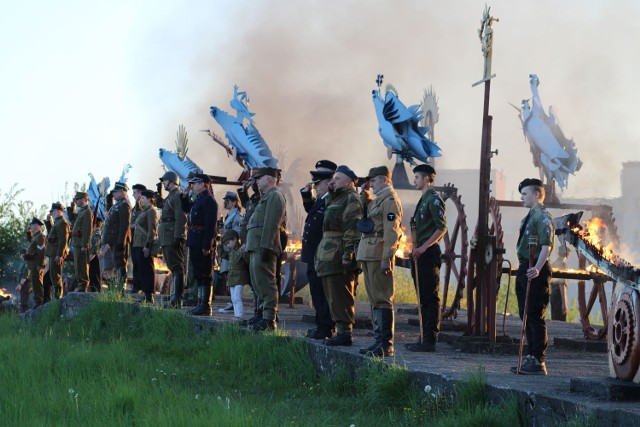 Główną częścią koszalińskich uroczystości w ramach 78. rocznicy zakończenia II wojny światowej było rozpalenie pomnika "Płonące Ptaki" Władysława Hasiora