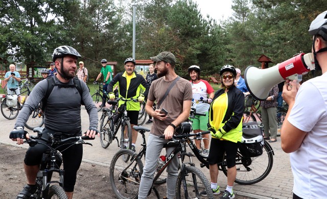W niedzielny ranek uczestnicy miejskiego rajdu rowerowego spotkali się w okolicach ronda Popiełuszki w Grudziądzu. Było ich około 50.
