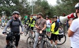 Około 50 rowerzystek i rowerzystów pojechało “Szlakiem pomników przyrody” w Grudziądzu. Zobacz zdjęcia