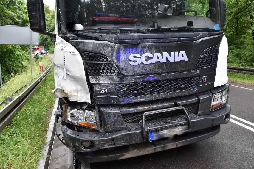 Wypadek na DK 58. Jedna osoba ciężko ranna w zderzeniu osobówki z ciężarówką