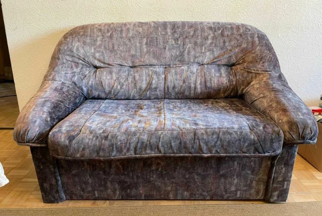 Wśród mebli, które można dostać za darmo jest sofa w dobrym stanie