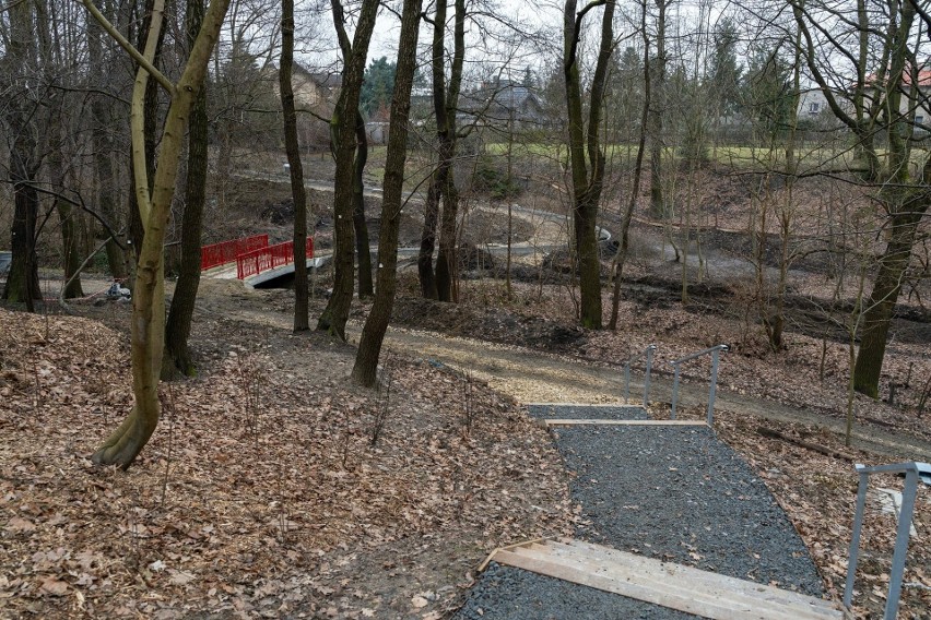 W dolinie Ślepiotki w Katowicach trwają ostatnie prace związane z budową parku leśno-łąkowego. Będą ciągi piesze, plac zabaw, czy wybieg