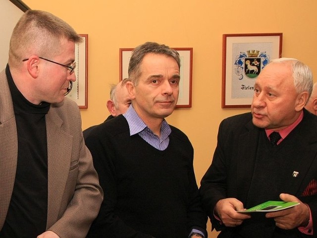 Po prelekcji jej uczestnicy zasypali Andrzeja Chmielewskiego (z lewej) pytaniami. Temat zainteresował m.in. burmistrza Michała Deptucha (z prawej).