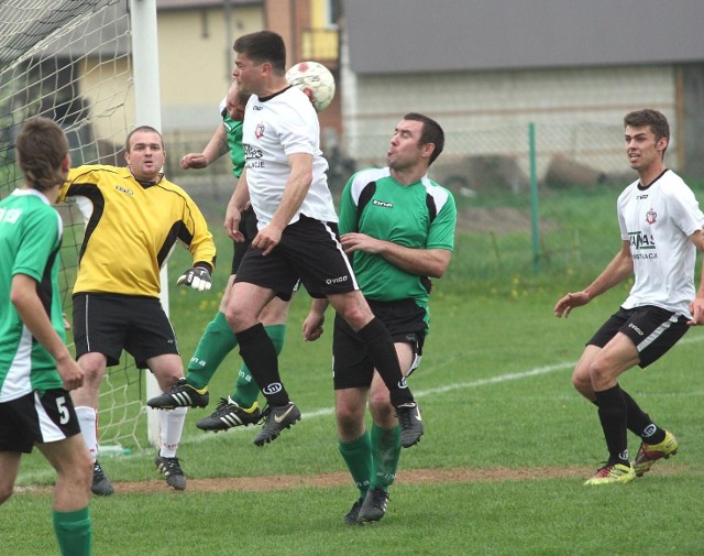Piłkarze Płomienia Trześń (zielone koszulki) przegrali z Radosanem Radomyśl.  