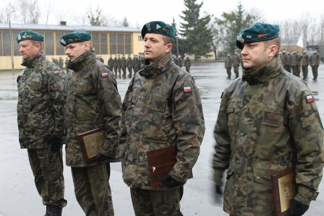 Podczas zbiórki na placu apelowym nagrodzono wyróżniających się żołnierzy 1 Brzeskiego Pułku Saperów.