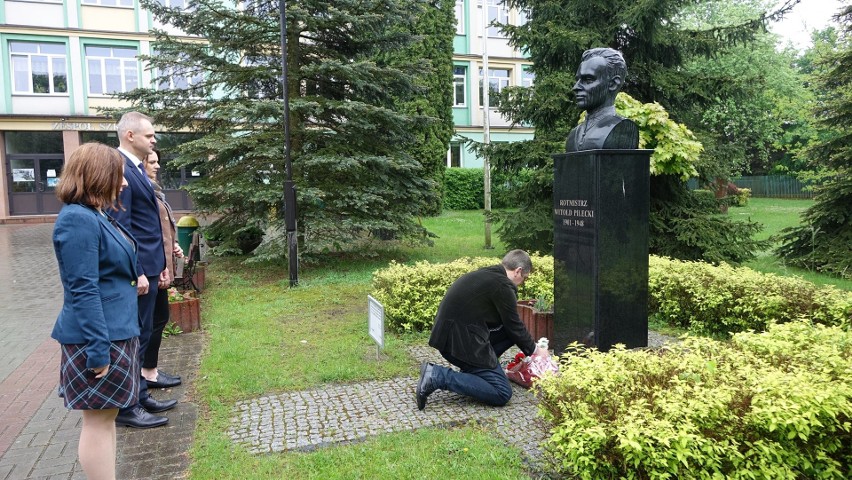 Ostrowianie pamiętali o rocznicy śmierci rotmistrza Pileckiego. 25.05.2021. Zdjęcia