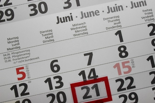 Do roku szkolnego 2023/24 zostało jeszcze sporo czasu. Ministerstwo Edukacji zaprezentowało już kalendarz roku szkolnego 2023/24. Zobaczcie dni wolne na kolejnych zdjęciach >>>
