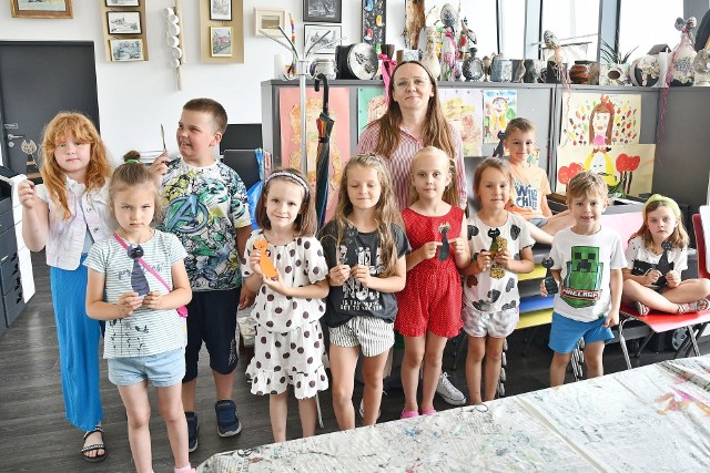Dzieci spędzające wakacje w mieście chętnie biorą udział w zajęciach organizowanych przez Kozienicki Dom Kultury.