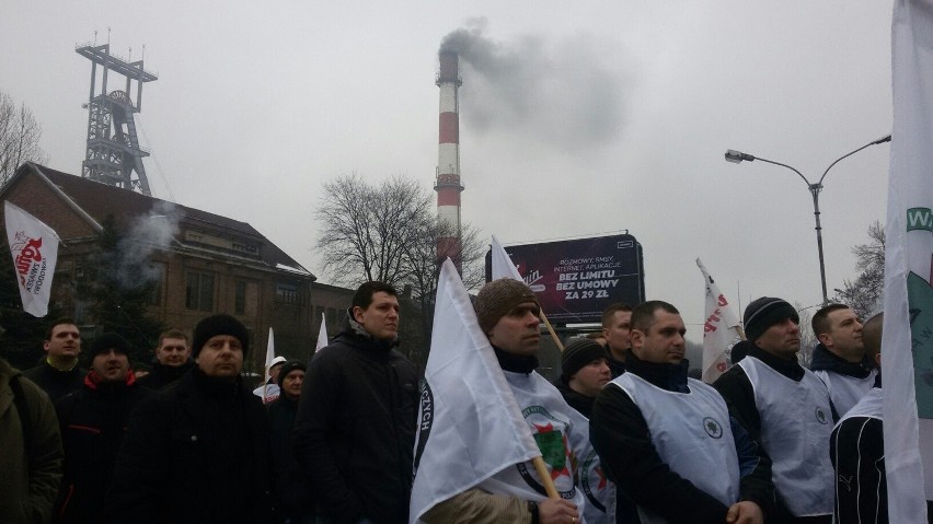 Manifestacja związkowa i górnicza przed kopalnią Boże Dary w...