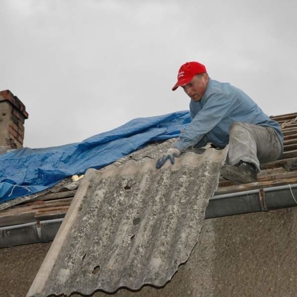 Jacek Figiel z Gadzowic jeszcze wczoraj naprawiał dach swojego domu.