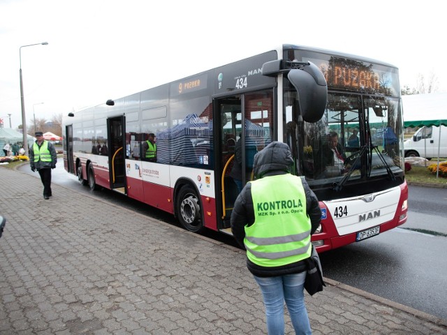 We wtorek na cmentarz pojedzie się więcej autobusów, ale warto pamiętać, że mniej ich będzie w innych częściach miasta.