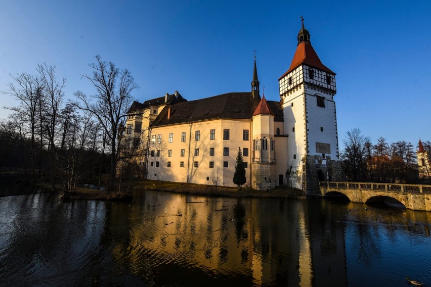 Wodny pałac Blatná ulokowany jest niedaleko zamku Švihov i...