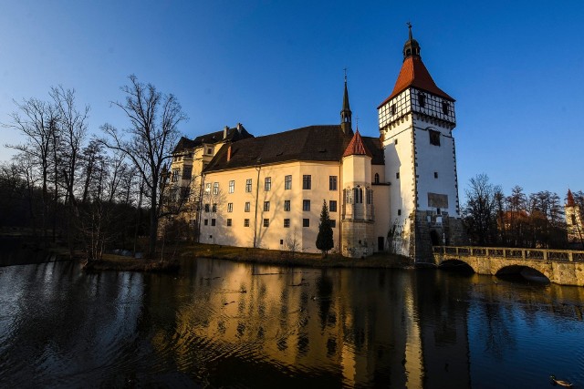 Wodny pałac Blatná ulokowany jest niedaleko zamku Švihov i pałacu Červená Lhota, w pobliżu miasta Strakonice w Czechach Południowych. Należy do najlepiej zachowanych wodnych siedzib szlacheckich w Czechach. Pałac otacza piękny park angielski, który zamieszkuje stado danieli. Nad budowlą dominuje biała wieża, pięknie odbijająca się w tafli wody. Na gości czeka między innymi zwiedzanie salonu orientalnego, barokowego, w stylu empire, myśliwskiego oraz galerii rodowej właścicieli. Pałac został w 1990 roku zwrócony, w ramach restytucji, potomkom barona Karela Hildprandta.