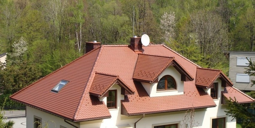 Dachówką ceramiczną można kryć dachy o skomplikowanym...