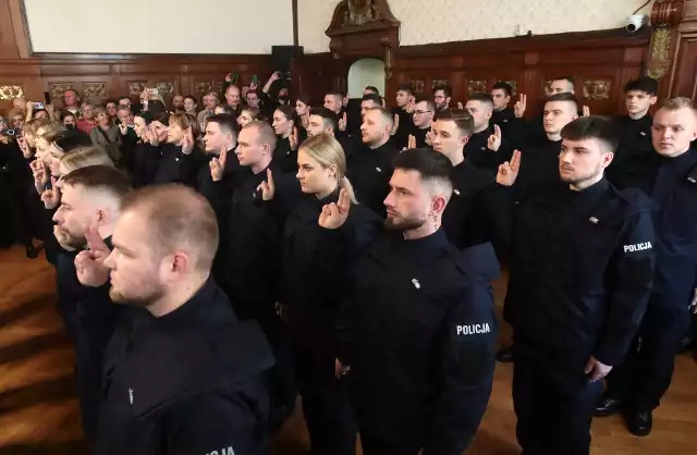 Nowi policjanci rotę ślubowania wypowiedzieli za inspektorem Szymonem Sędzikiem Komendantem Wojewódzkim Policji w Szczecinie.