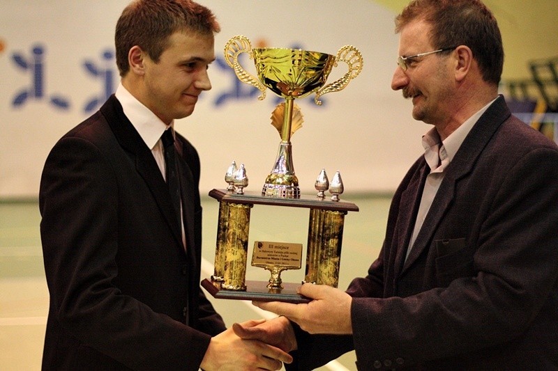 Puchar Burmistrza miasta trafil w rece pilkarzy OKS Olesno