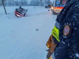 Od rana niebezpiecznie na drogach. Chevrolet wpadł w poślizg i dachował