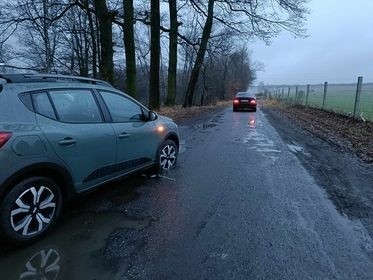 Mieszkańcy skarżą się na zły stan drogi w Małym Bożnowie koło Żagania