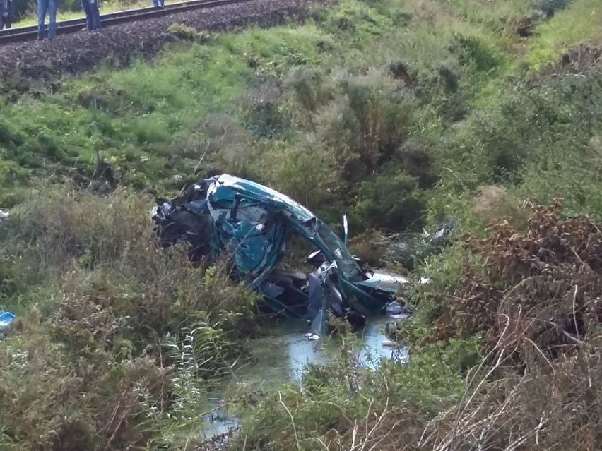 Wypadek w Giezkowie pod Koszalinem. Pociąg uderzył w auto [zdjęcia] 