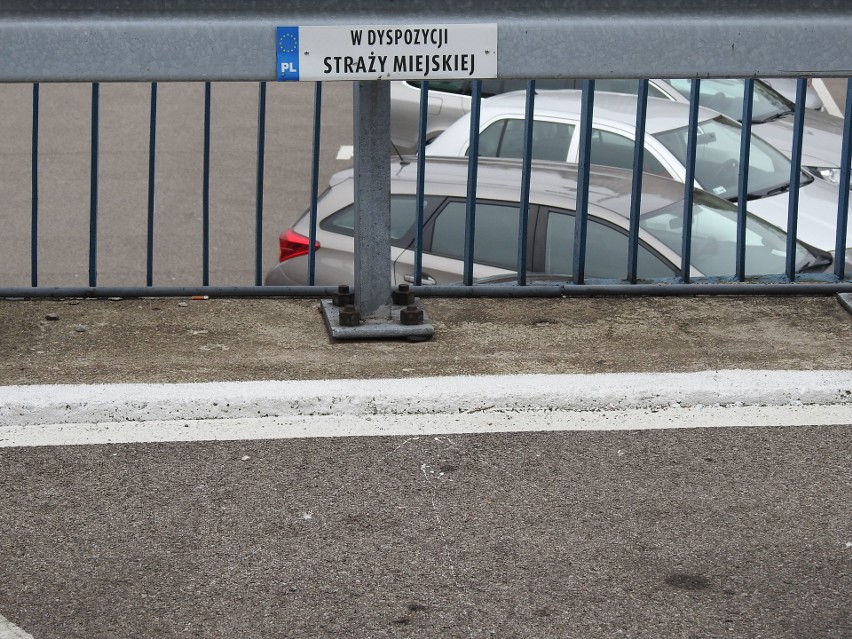 Takie oznaczenia mają tylko trzy miejsca na parkingu od...