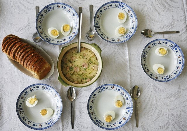 Na wielkanocnym stole nie może zabraknąć jajek, białej kiełbasy, wędlin, wielkanocnej babki, mazurka a nade wszystko żurku. Jak przygotować tradycyjny polski żur?
