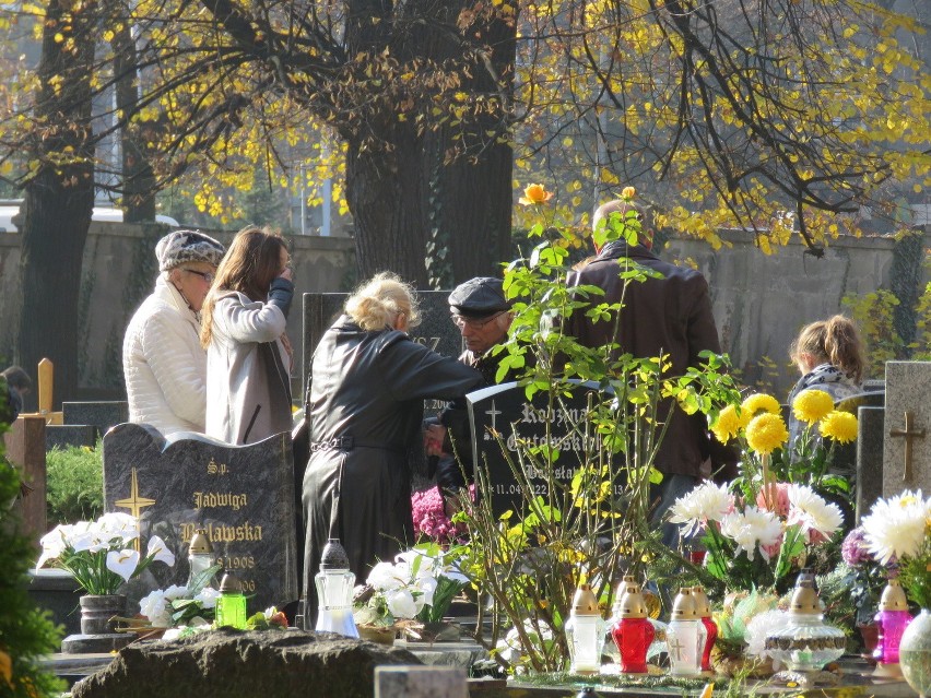 Cmentarze przy Francuskiej i Sienkiewicza w Katowicach: odwiedzamy bliskich, wolontariusze kwestują