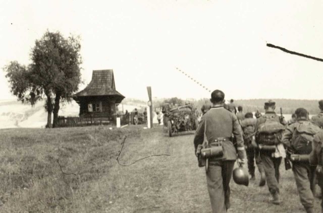 Moment wkroczenia na ziemię gorlicką wojsk niemieckich w Koniecznej 5 września 1939 r. (widoczna strażnica KOP w Koniecznej).