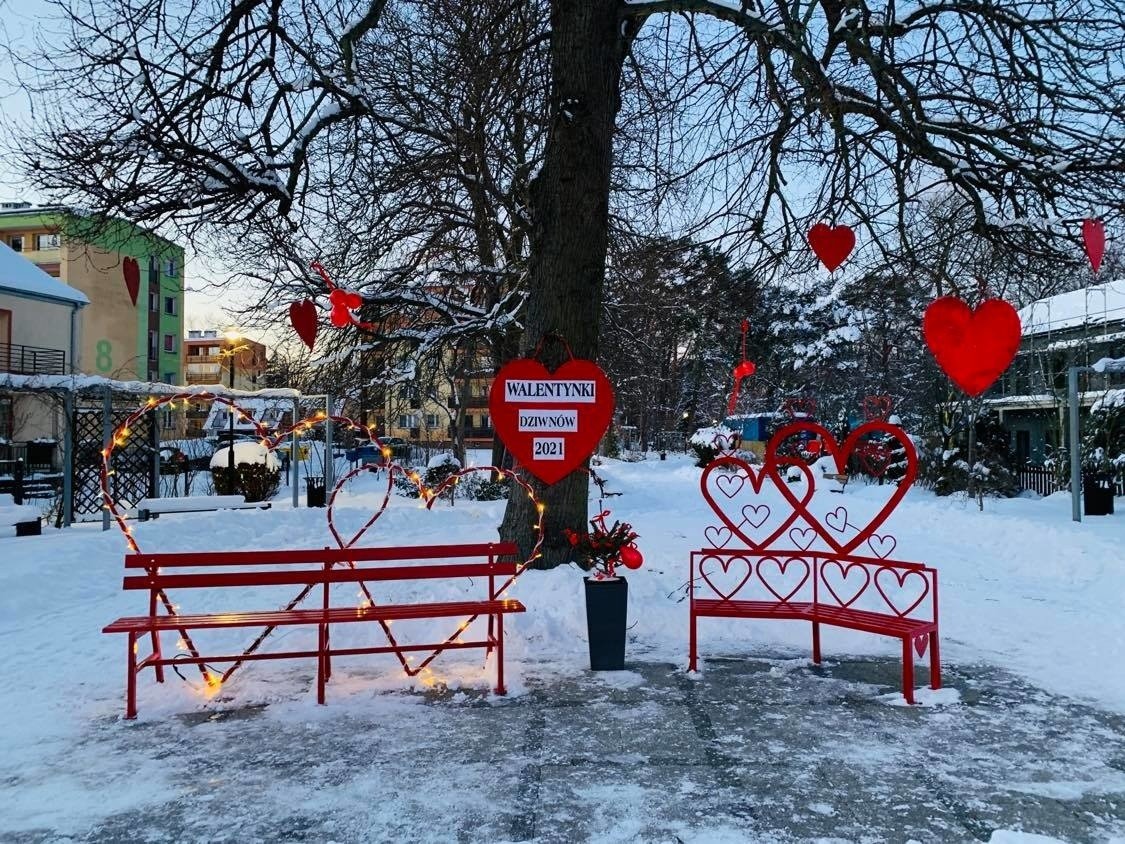 Walentynki 2021 w Dziwnowie. Ławeczka zakochanych na Skwerze Pod Lipą |  Głos Szczeciński