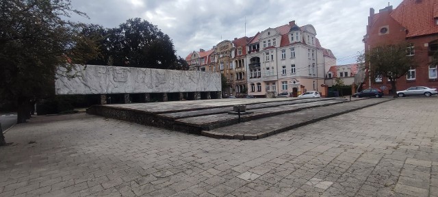 Pomnik na Placu Wolności się sypie. Zostanie zburzony, przebudowany? Pomysły są różne