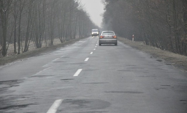 Droga Olesno - Boroszów jest dziurawa jak ser.