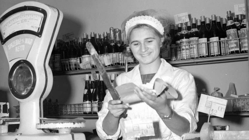 A na Dzień Kobiet goździk i rajstopy. Jak wyglądała praca kobiet w PRL-u?