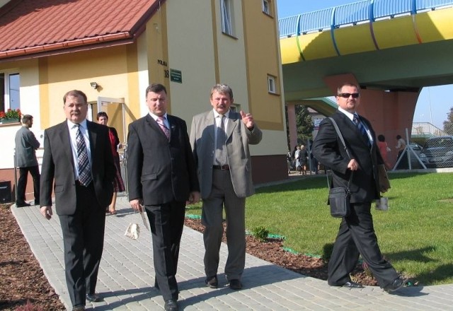 Poniedziałkowe odwiedziny ośrodka. Od lewej: Janusz Zarzeczny, wicestarosta i Wiesław Siembida, starosta stalowowolski.