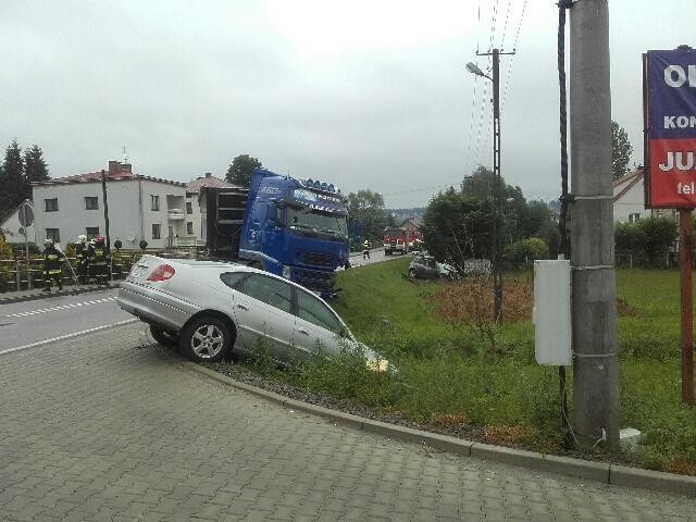 Poważny wypadek w Gromniku. Droga na Krynicę zablokowana