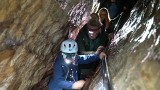 Jaskinia Mroźna ponownie otwarta. Przyciąga turystów swoimi ciemnościami. "Niecodzienna atrakcja"