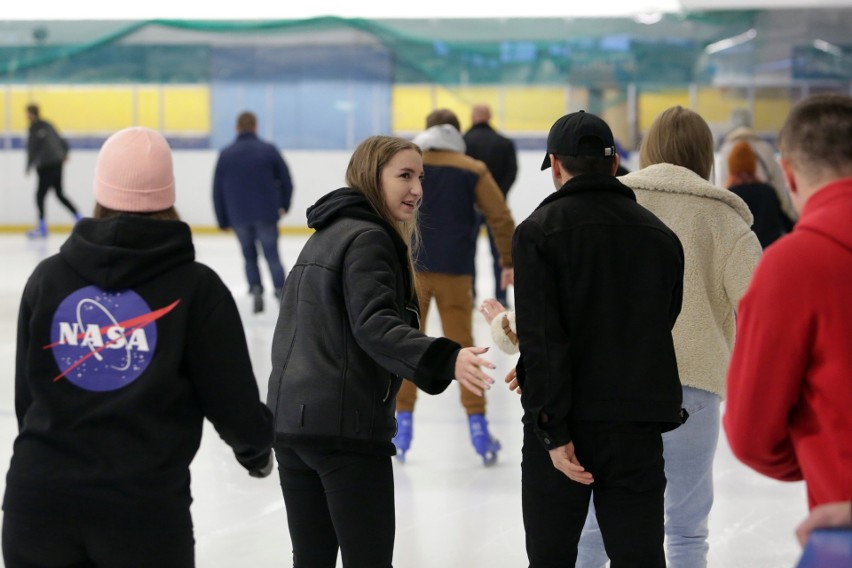 Lublin. Szaleństwa na lodzie i aktywnie spędzony czas. Icemania przyciąga miłośników jazdy na łyżwach. Zobacz zdjęcia